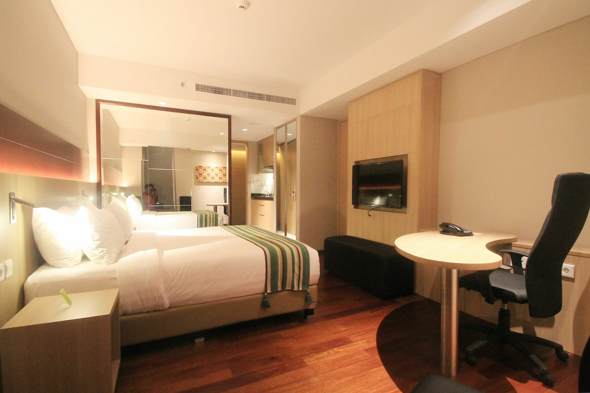 Ra Premiere Simatupang Hotel Cilandak Kültér fotó